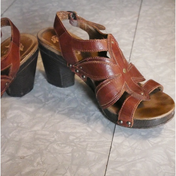 Leather T-strap heels - Picture 2 of 2